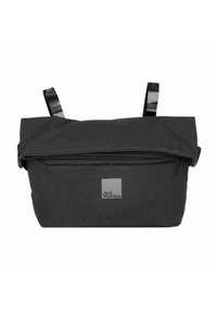 Mochila de tela negra con parte superior plegable, dos correas ajustables y un bolsillo frontal con cremallera. Presenta un parche de logo en el lateral.