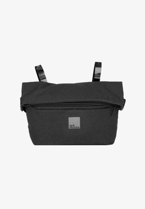 Zaino in tessuto nero con parte superiore pieghevole, due spallacci regolabili e tasca anteriore con zip. Presenta una patch con il logo su un lato.