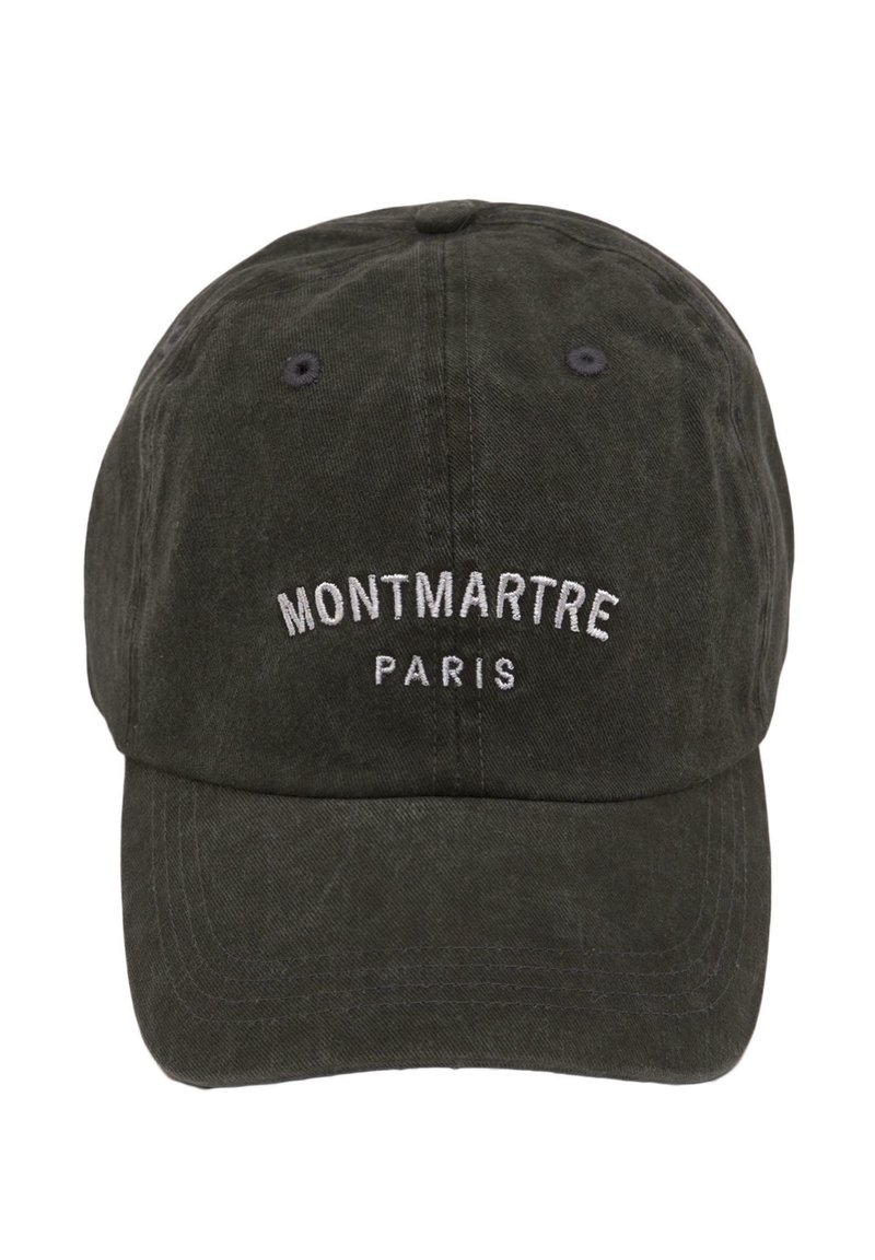 Cappello in cotone verde scuro con la scritta "MONTMARTRE" e "PARIGI" ricamata in bianco. Forma classica da baseball con visiera curva e dettagli cuciti.