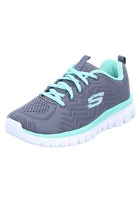 Baskets de sport Skechers grises et turquoises avec tige en mesh, lacets bleu clair, semelle rembourrée et logo "S" sur le côté.