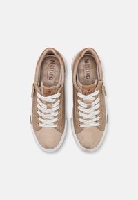 Sneakers in tela marrone con lacci bianchi, dettaglio zip dorata, punta tonda e suola in gomma bianca. Logo impresso sulla linguetta.