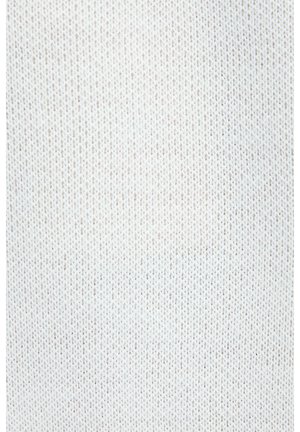 Tissu blanc tricoté avec une texture fine et uniforme et un motif subtil de côtes verticales, montrant une couture détaillée.