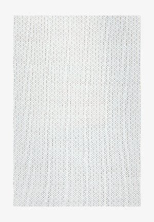 Tissu blanc tricoté avec une texture fine et uniforme et un motif subtil de côtes verticales, montrant une couture détaillée.