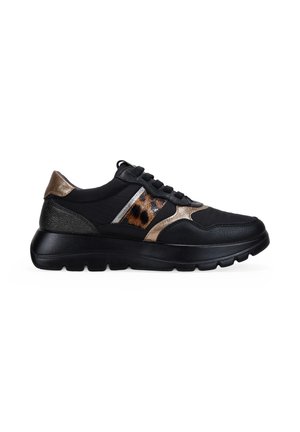 Zapatilla deportiva negra con una suela texturizada negra, que presenta un acento metálico y un detalle de estampado de leopardo en el costado, y cordones negros.