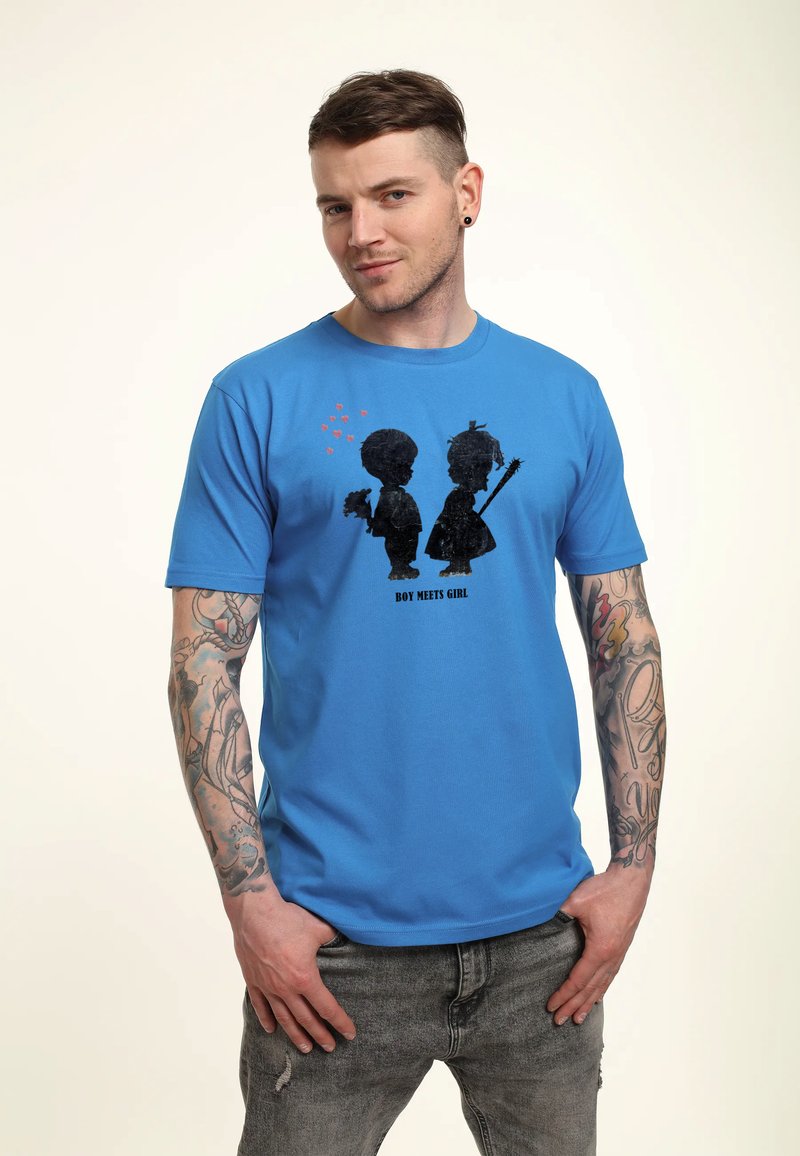 Modré tričko s krátkým rukávem s černým siluetovým uměním dvou postav a textem "BOY MEETS GIRL". Bavlněný materiál s hladkou texturou.