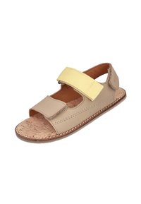 Sandal de cuero beige con tira elástica amarilla, plantilla de corcho, punta abierta y detalle de costura a lo largo del borde de la suela.