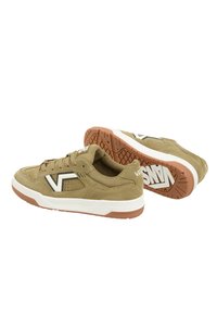 Karmelowe zamszowe sneakersy z białymi i czarnymi akcentami, gumowa podeszwa, sznurowany design oraz logo na pięcie i języku.