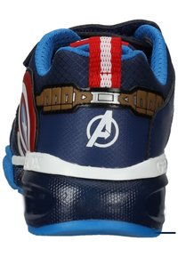 Blaue Sportausrüstung mit einem strukturierten Obermaterial, ausgestattet mit roten und weißen Akzenten, einem Avengers-Logo und einem gemusterten Fersendesign.
