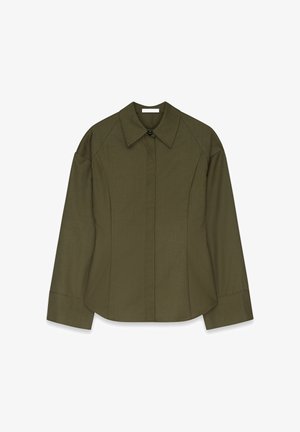 Olivengrøn kravebluse med lange ærmer, skræddersyet pasform og frontknaplukning. Glat tekstur med struktureret design og sømdetaljer.