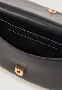 Borsa a tracolla in pelle nera con texture liscia, dettagli hardware quadrati in oro e una tasca interna discreta con logo.
