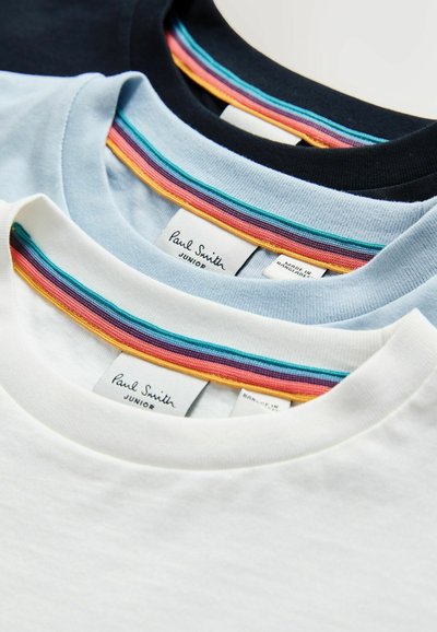 Tri majice: mornarsko modra, svetlo modra in bela. Okrogli ovratniki z večbarvnim črtastim robom. Tkanina je videti gladka in prikazuje oznake blagovne znamke.