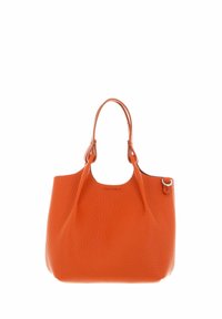 Oranje leren tote bag met een textuur oppervlak, dubbele handvaten en een zilveren hardware accent. Ruim ontwerp, geen zichtbare patronen.