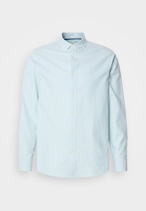 Cămașă albastră deschis, cu dungi subțiri albe, cu mâneci lungi și un guler clasic. Include un mic logo pe piept.