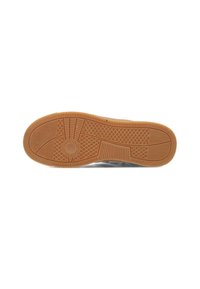 Semelle d'une chaussure avec un fond en caoutchouc gomme texturé. Les motifs comprennent des rainures horizontales et verticales pour l'adhérence. Palette de couleurs neutres.