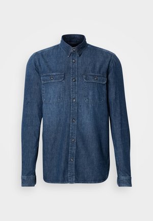 Lange mouwen denim shirt, donkerblauw, twee borstzakken met klepjes, knoopsluiting aan de voorkant, kraag en gestikte details op de mouwen.