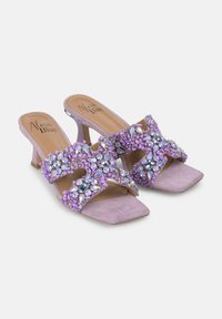 Sandales à talons hauts en daim violet avec un bout carré et des lanières ornées de gemmes iridescentes et de perles.