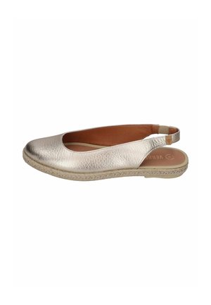 Złote metaliczne płaskie buty typu slingback z zaokrąglonym noskiem, skórzaną cholewką, wyściełaną wkładką i plecioną podeszwą w stylu espadryli.