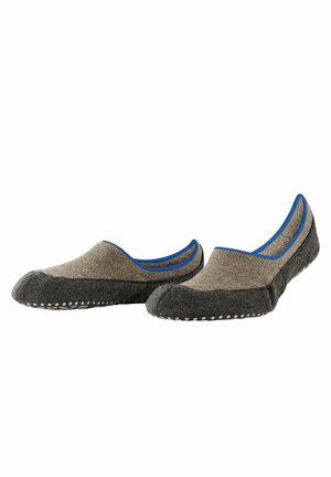 Des chaussures slip-on grises et beiges avec un bout arrondi, des bords contrastés bleus, une tige en tissu texturé et une semelle en caoutchouc avec des pois blancs.
