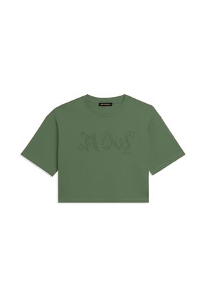 Camiseta crop verde oliva con mangas cortas y texto tachonado "Flow" en el frente, exhibida sobre un fondo blanco.