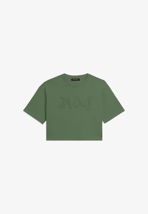 T-shirt court vert olive à manches courtes avec le texte clouté "Flow" sur le devant, présenté sur un fond blanc.