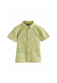 Chemise verte à manches courtes avec des dinosaures brodés et des motifs de soleil, fermeture avant à boutons, tissu texturé et col structuré.