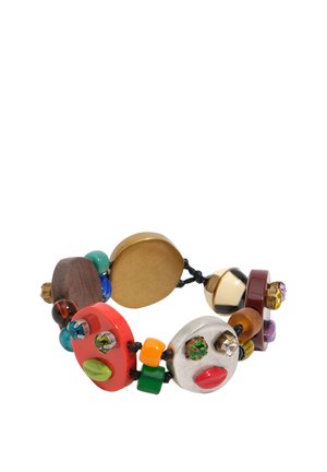 Pulsera con cuentas multicolores y caras decorativas que presentan ojos y labios similares a gemas, ensartadas en un cordón negro.