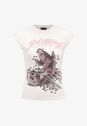 Camiseta blanca de manga corta con un gráfico de pez en rosa y negro con olas, un cuello redondo y una silueta ajustada.