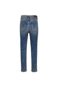 Jeans de mezclilla azul con pernera ajustada, cintura de altura media y dobladillo deshilachado. Presenta dos bolsillos traseros y una etiqueta de cuero de la marca en la cinturilla.