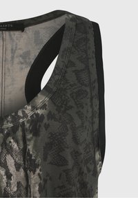 Top de tirantes sin mangas en gris oscuro con un estampado animaltexturizado. Presenta un escote redondeado y acentos en negro contrastantes a los lados.