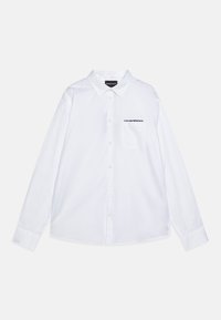 Bílá dlouhá košile s dlouhým rukávem vyrobená z bavlny, s klasickým límečkem, knoflíkovým zapínáním, kapsou na levé straně hrudi a vyšitým logem v černé barvě.