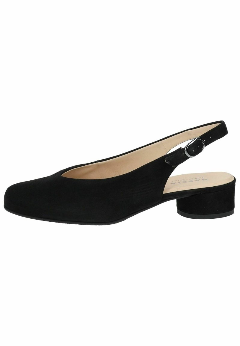 Chaussure slingback en cuir suédé noir avec un petit talon bloc, un bout rond et une bride ajustable ornée d'une boucle circulaire.