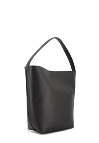 Zwarte leren tote bag met een gladde textuur, afgeronde bovenkant en een enkele schouderriem. Minimalistisch ontwerp zonder zichtbare hardware of versieringen.