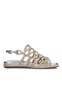 Sandali d'oro con un design incrociato, accentuati da dettagli metallici e un tacco basso. Ogni cinturino presenta una finitura luccicante e una chiusura a slingback.