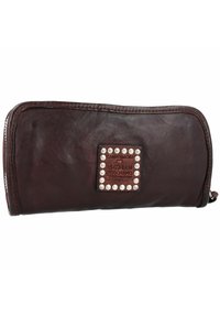 Portafoglio in pelle marrone scuro con design rettangolare, dotato di una placca borchiata e chiusura a zip. Texture liscia con dettagli di cucitura visibili.
