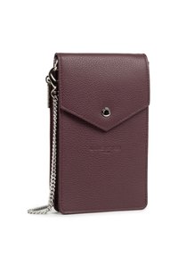 Kleine gestructureerde donkerpaarse schoudertas met een contrasterende flap en een zilveren kettingriem, rechtopstaand op een witte achtergrond.