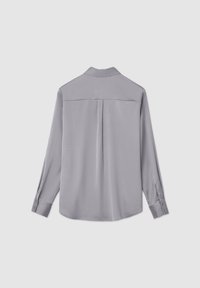 Camicia grigia a maniche lunghe realizzata in tessuto liscio. Caratterizzata da un design con colletto, piega sul retro e polsini con bottone.