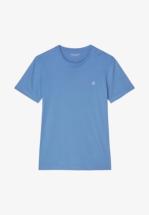 Blå kortærmet T-shirt med rund hals og lille hvid "MOP" logo på venstre bryst.