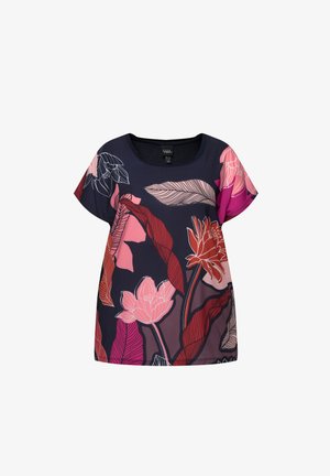Marineblauwe top met korte mouwen en een bloemenpatroon in roze, rood en wit. Heeft een ronde halslijn en een vloeiende snit met bladsieraden.