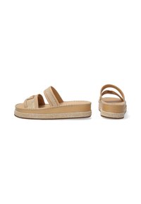 Tan platform schuif sandalen met twee brede banden, geweven textuur en touwdetails rond de zool. Open achterkant voor gemakkelijke aan- en uittrekken.