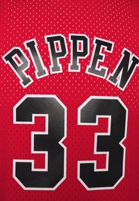 Punainen koripallopaita mustilla ja valkoisilla yksityiskohdilla. Sisältää nimen "PIPPEN" ja numeron "33" rohkealla, kohotetulla tekstiotteella.