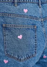 Zizzi MIT HERZEN BESTICKT - Džinsiniai šortai - light b pink heart