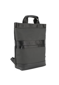 Zaino nero realizzato in materiale sintetico testurizzato, dotato di una tracolla liscia, dettagli con cerniera e doppi manici superiori per un trasporto versatile.