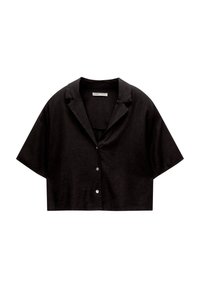 Chemise noire à manches courtes et coupée court en tissu texturé, avec un col cranté et une fermeture à boutons. Design simple et minimaliste.
