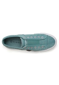 Canvas sneaker in teal met een witte rubberen zool, ronde neus, elastisch zijpaneel en metalen veteroogjes. Merklogo op de binnenzool.