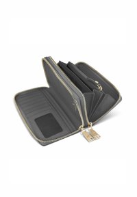 Cartera de cuero gris con cremallera y herrajes dorados, que cuenta con múltiples ranuras para tarjetas, compartimentos y un bolsillo transparente para la identificación. Diseño interior texturizado.