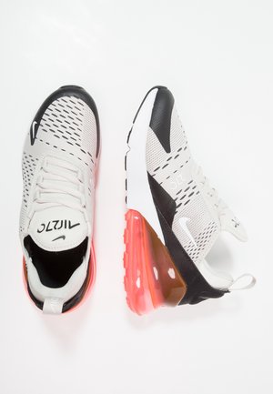 Pari valkoisia, mustia ja vaaleanpunaisia Nike Air Max 270 -tennareita, joissa on verkkokuvioinen päällinen ja näkyvä ilmatyynyvälipohja valkoisella taustalla.