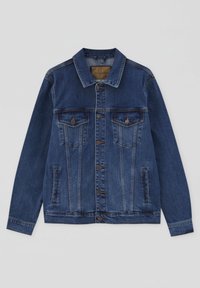 Veste en denim bleu foncé avec boutons sur le devant, poches à rabat avec boutons sur la poitrine, et poches latérales fendues, étalée à plat sur un fond blanc.