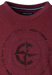 Bordo bawełniana koszulka z okrągłym dekoltem, z wzorem kompasu i ciemno-brązowym napisem o Nowym Jorku wokół grafiki.