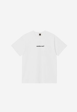 Άσπρο T-shirt με κοντά μανίκια, με το κείμενο "another one?" τυπωμένο με μικρά μαύρα γράμματα στο κέντρο του στήθους.