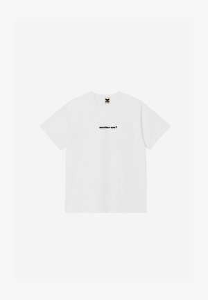 Tricou alb cu mânecă scurtă, cu textul „another one?” imprimat cu font negru mic, centrat pe piept.